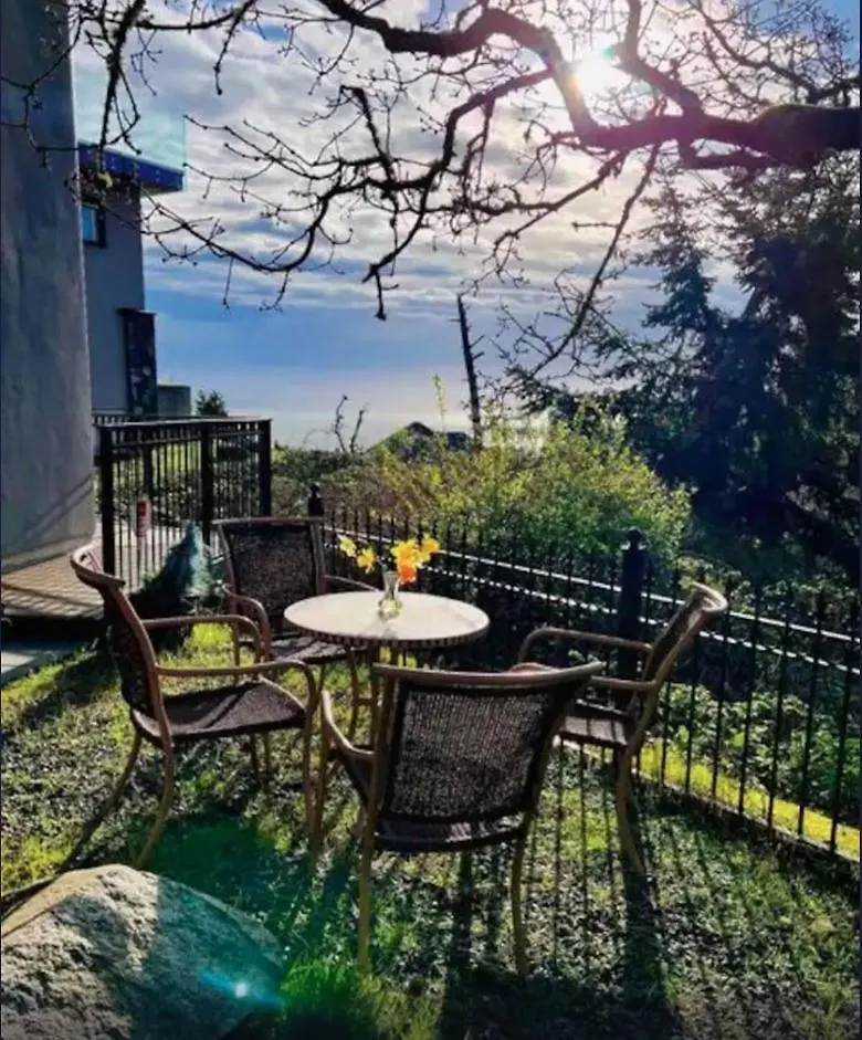 Incredible Views Beautiful 2-Bedroom Suite Victoria Lägenhet